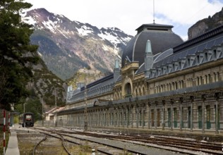 1970 disused border station, centre pavilion on the Spanish side