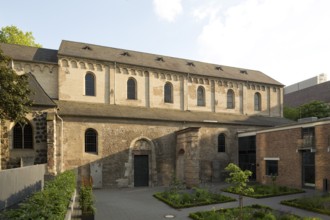 North side, north portal with tympanum and Frankish arch, St., Sankt, Saint