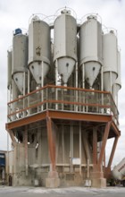 Lyon, tower-like cement silo battery