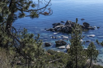 Kayakers at the Bonsai Rocks, Sapphire Cove, Lake Tahoe, Nevada, USA, North America