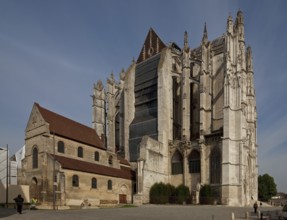 Transept from south-west, on the left remains of the predecessor cathedral Basse Oeuvre from the