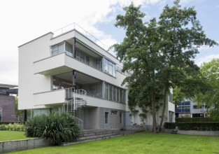 Built 1932-1933 by Brinkman & Van der Vlugt, view from the garden from the south-east