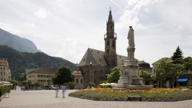 Bolzano, Cathedral and Piazza Walther with a monument to Walther von der Vogelweide. The Cathedral