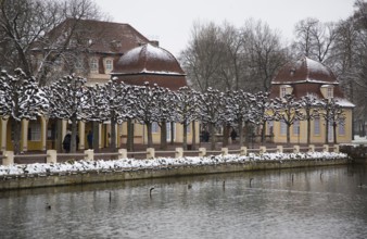 In front of the bathing pavilion and spring pavilion