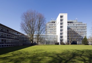 Egon Eiermann 1951-56, from left: administration building, glass connecting corridor and warehouse