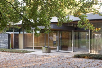 Chancellor's bungalow, built in 1963 by Sep Rup, park by Hermann Mattern, entrance area on the west