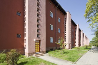 The red front of the Hufeisensiedlung (Fritz-Reuter-Allee, front) with reconstructed colour scheme