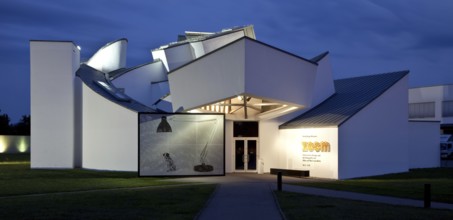 Frank O. Gehry 1989, night shot entrance side