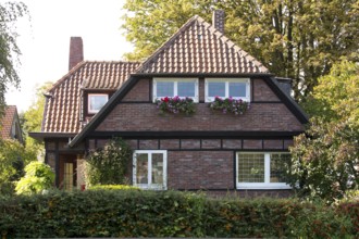 East side, built ca. 1933-1935, architect: Friedrich Kühnen, gabled crippled hipped roof