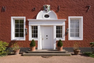 Manor house, entrance side with coat of arms stone with the Quadt/Hatzfeld alliance coat of arms