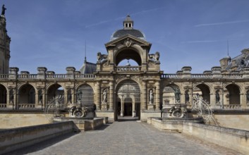 Chantilly, Chateau-de-Chantilly, castle park, courtyard of honour, courtyard arcades built in the