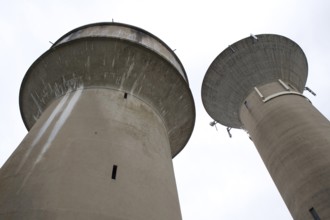 Bresse, 2 different water towers diagonally from below