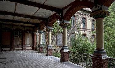 Men's pavilion built around 1900, open inner sunbathing area facing south-east