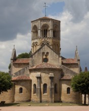 Semur-en-Brionnais Burgundy St-Hilaire Begun in the early 12th century Exterior view from the east