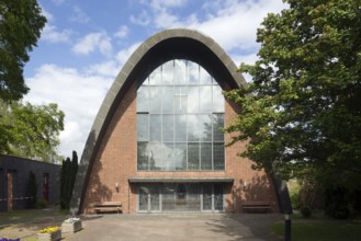 Parabolic roof reminiscent of the Nissen huts of the post-war period, west side, St., Sankt, Saint