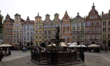 Houses on the south side, western section, so-called Royal Houses on the right, Neptune Fountain in