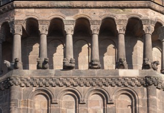 Worms, St Peter's Cathedral, west choir, dwarf gallery with so-called Worms capitals and figures,