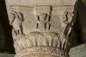 Neuvy-Saint-Sépulchre, collegiate church of St-Jacques, rotunda, column capitals with monkeys and