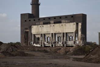 Modern building with Wilhelminian-style core, coal feed hopper freely visible