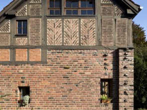 South-west side with brick ornaments and half-timbering, built in 1910 for Karl Buschhüter's