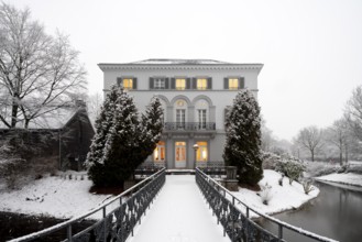 Krefeld, Sollbrüggenpark, Sollbrüggen House, manor house c. 1830 South façade with access bridge,