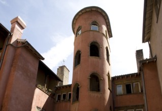 Stair towers and arcades - so-called traboules