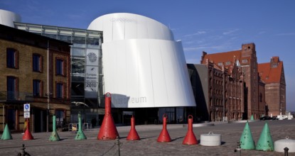 Stralsund, Ozeaneum and warehouse at Hansakai