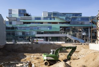 East façade during the demolition of the former Werkkunstschule, view through the gap between