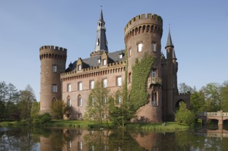 Moyland, castle park in spring