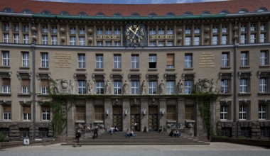 Founding building erected 1914-1916 by Oskar Pusch and Carl Julius Bär as DEUTSCHE BÜCHEREI, main