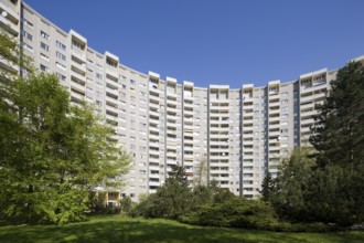 Semicircular, 18-storey residential tower block by Walter Gropius, interior