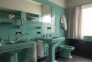 Built 1932-1933 by Brinkman & Van der Vlugt, bathroom on the 2nd floor