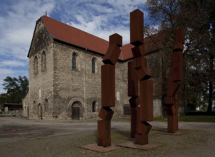 In front of it, metal sculpture FÜNF ERDTEILE by Johann Peter Hinz, 2000, St., Sankt, Saint