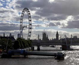 Left: LONDON EYE built 1999 height 135 m, centre: Houses of Parliament 1839-1888, front: Festival