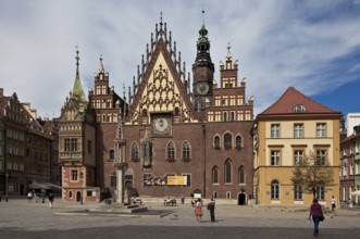 View from the east, tracery gable around 1500, astronomical clock 1580, Gothic oriel of the town