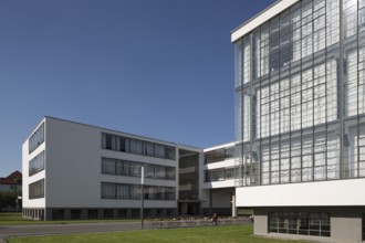 Dessau, Bauhaus, view from the south, north wing, administration bridge and on the right the