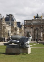 Arc de Triomphe du Carrousel and inner courtyard of the Louvre, sculpture by Maillol in the