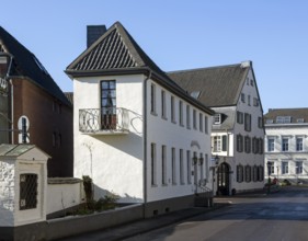 Krefeld-Ürdingen, Haus Bügeleisen am Zollhof, behind Haus Neuhofs, ensemble of buildings at the