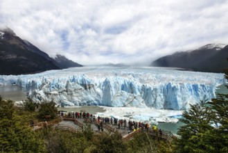 Visitors on the platforms at the Perito Moreno Glacier, glacier tongue, glacier break, Los