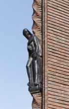 1927-1929, Ernst and Günther Paulus, figure by Felix Kupsch and turned column at the north-west