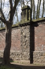 Krefeld, Südbahnhof on Saumstraße, parapet pillar on the railway embankment