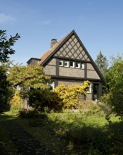 Built around 1933 by Friedrich Kühnen, student of Karl Buschhüter, south side, Dürr house, gable