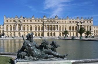 Facade of the central building, garden side with fountain figure