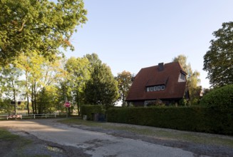 View of the Hülser Bruch nature reserve, on the right House Lethen (Hökendyk 81), built around 1933