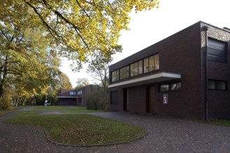 Built between 1928 and 1930 by Ludwig Mies van der Rohe as a residential building, street side