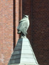 Detail of the owl on the north-west corner (Ullstein company logo)