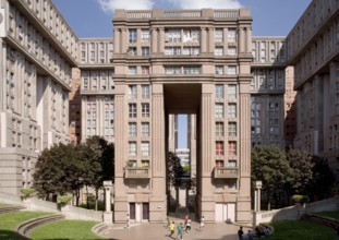 Palacio de Abraxas 1982 by Ricardo Bofill, inner courtyard and gate building