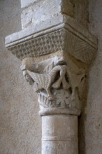 Plaimpied-Givaudins, Saint-Martin church from 1080, capital with two pelicans with intertwined