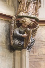 Choir hall, angel with harp as a console under the figure of the Virgin Mary