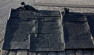 Monument to the Fallen Shipyard Workers, multilingual sculptural bronze plaques from 1980